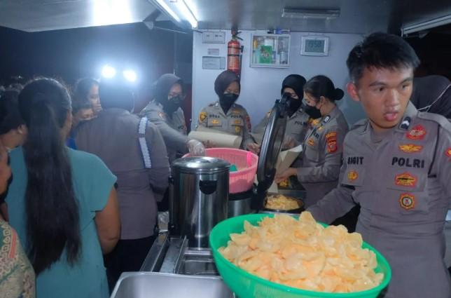 Bantu Korban Banjir Karawang, Polda Jabar Hadirkan Dapur Lapangan di Desa Karangligar