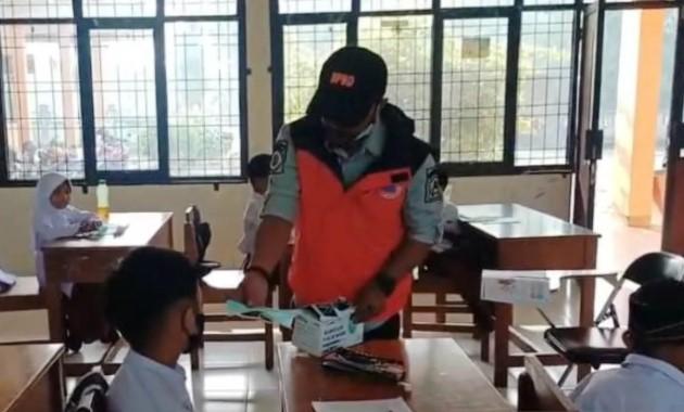 BPBD Aceh Barat Bagikan Masker untuk Lindungi Murid dari Dampak Kebakaran Lahan