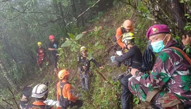 Prajurit Marinir TNI AL Dikerahkan Evakuasi Korban Pesawat ATR 42-500 di Gunung Bulusaraung