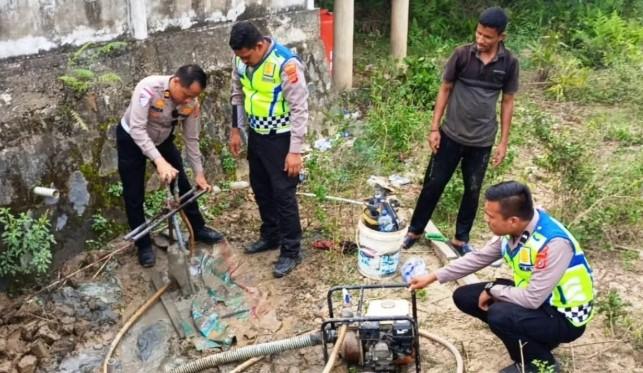 Polres Aceh Barat Salurkan Bantuan Sumur Bor untuk Korban Banjir Bandang di Blang Cot Mameh