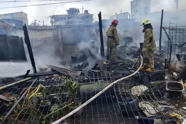 Korsleting Diduga Picu Kebakaran Tujuh Lapak Pengepul Barang Bekas di Pademangan