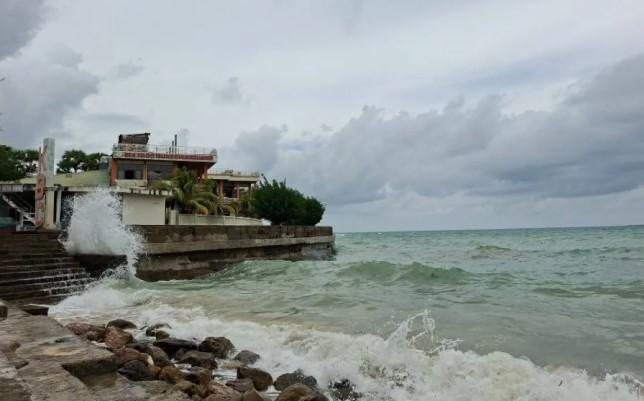 BMKG Peringatkan Potensi Gelombang Laut Hingga Empat Meter di NTT