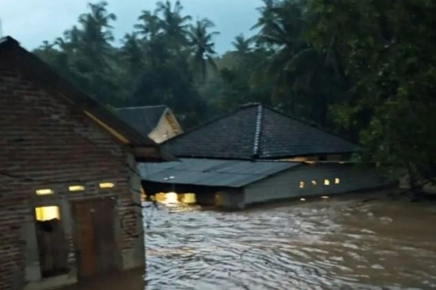 Banjir Besar Sekotong Diperparah Tambang Emas Ilegal, Kerusakan Vegetasi Percepat Aliran Air ke Permukiman