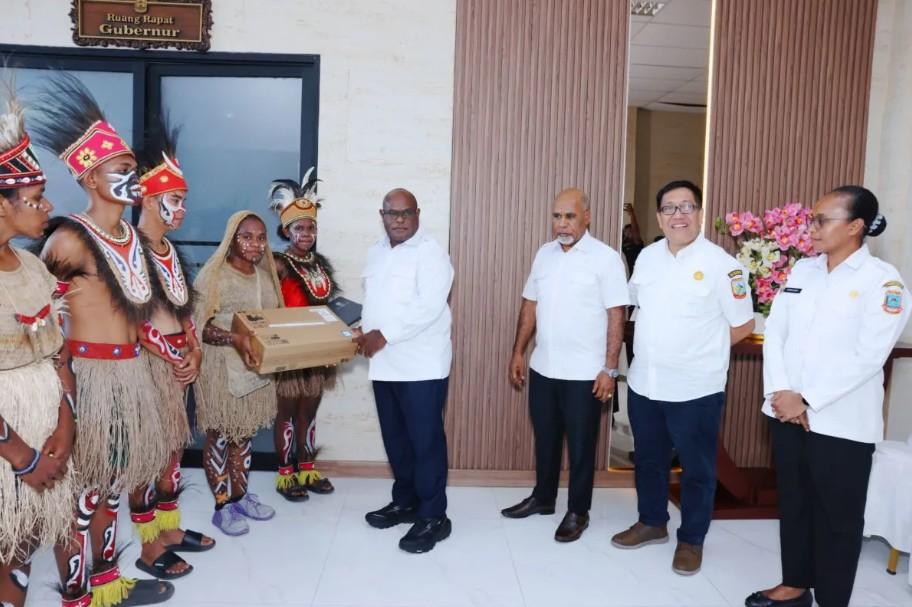 Gubernur Papua Tengah Serahkan 200 Laptop ke Pelajar, Dorong Kebangkitan Teknologi dan Pendidikan