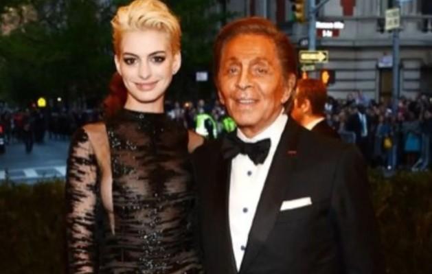 Anne Hathaway Kenang Valentino Garavani sebagai Sahabat dan Sosok Ayah, “Aku Sudah Merindukanmu”