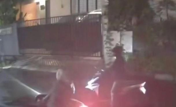 Polisi Selidiki Kasus Perampasan Motor di Pondok Gede, Pelaku Terekam CCTV dan Ancam Korban dengan Sajam