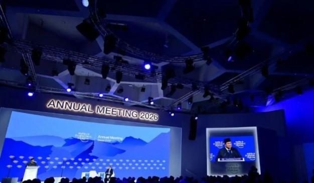 Prabowo Terharu Dengarkan Kisah Warga Desa soal Bantuan Papan Interaktif Digital Sekolah