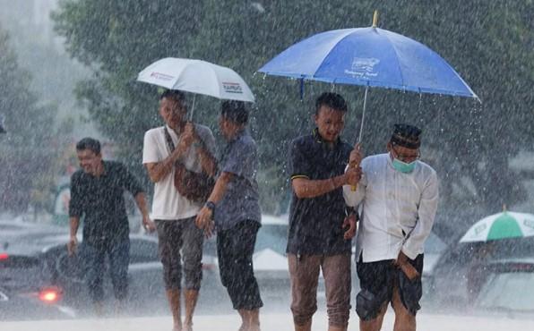 BMKG Peringatkan Hujan Ekstrem di Sejumlah Wilayah dan Potensi Siklon Tropis di Selatan Indonesia