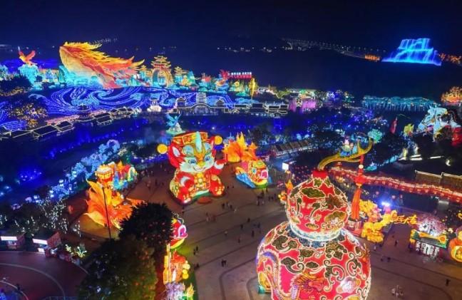 Pameran Lampion Dinosaurus Internasional Zigong ke-32 Resmi Dibuka, Sajikan Ratusan Instalasi Cahaya Spektakuler