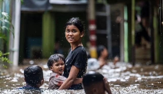 Banjir Jakarta Masih Rendam 90 RT, Ketinggian Air di Cawang Capai 2,5 Meter