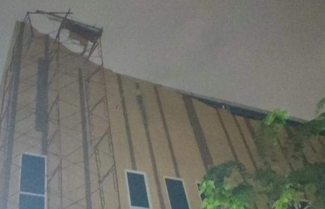 Atap GOR Serdang Ambruk Akibat Angin Kencang, 11 Sepeda Motor Rusak