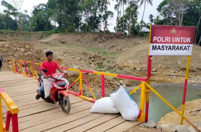 Brimob Polda Sumbar Rampungkan Empat Jembatan Darurat di Agam, Buka Akses Warga Pascabencana