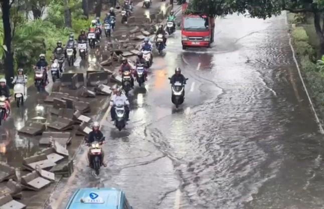 Banjir Mulai Surut, Jalan Daan Mogot Jakarta Barat Kembali Bisa Dilintasi Kendaraan