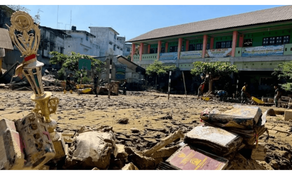 TNI-Polri Berjibaku Keluarkan Lumpur di SDN 1 Kualasimpang Pascabanjir Aceh Tamiang