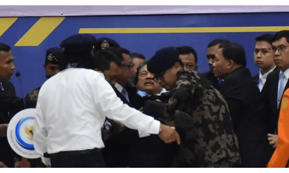 Menteri KKP Pingsan Saat Pimpin Penghormatan Jenazah Korban Kecelakaan Pesawat ATR