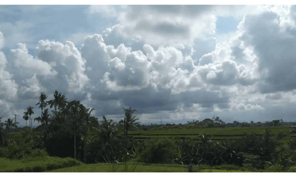 BMKG: Mayoritas Wilayah Indonesia Berawan hingga Hujan Ringan, Waspadai Cuaca Ekstrem akibat Siklon