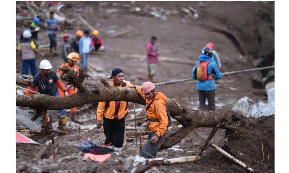 Pemprov Jabar Tegaskan Sanksi untuk Alih Fungsi Lahan Usai Longsor Cisarua, 73 Warga Masih Hilang