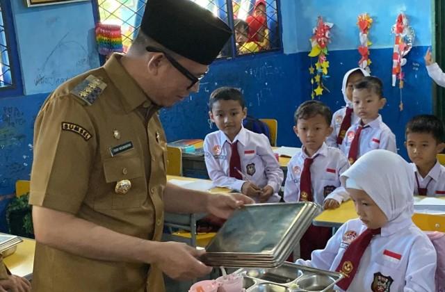 Dukung Program Makan Bergizi Gratis, Dinkes OKU Terbitkan Sertifikat Laik Higiene untuk 18 SPPG