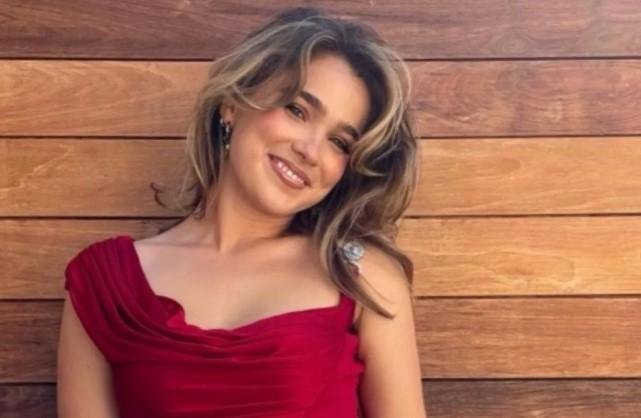 Haley Lu Richardson Sebut Syuting Serial "Ponies" Seperti Terjebak di Ruang Penuh Gas Tertawa