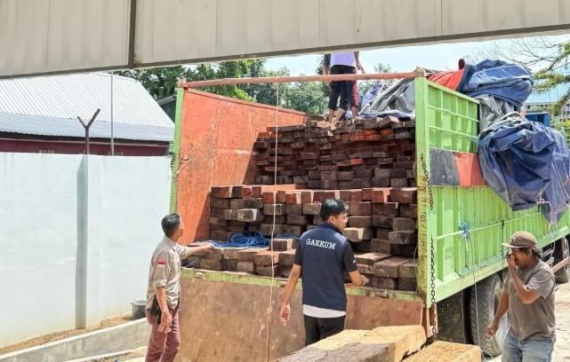 Kementerian Kehutanan Gagalkan Pengangkutan 544 Batang Kayu Tanpa Dokumen di Sulawesi Selatan