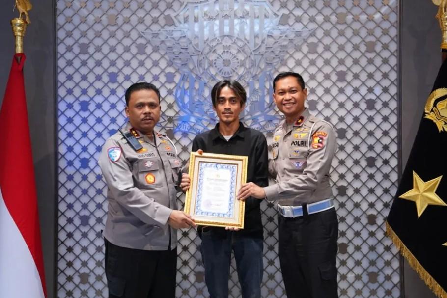 Aksi Heroik Sopir Truk Amankan Mobil Oleng di Tol Japek, Kakorlantas Beri Penghargaan