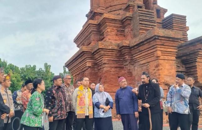 Menbud Fadli Zon Tinjau Candi Jabung, Dorong Kawasan Jadi Sentra Budaya dan Wisata Ekonomi