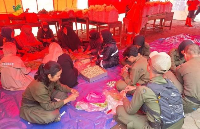 Dapur Umum Longsor Cisarua Produksi 4.500 Paket Makanan per Hari untuk Pengungsi