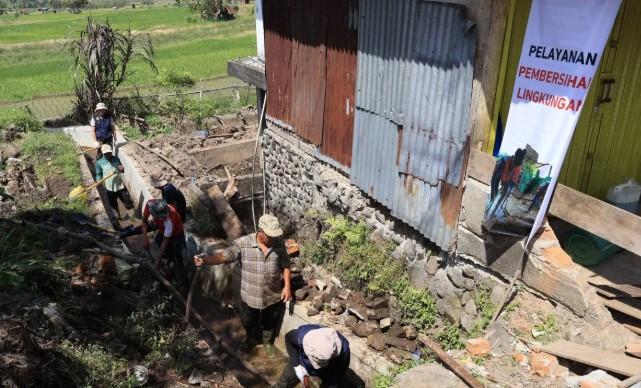 PMI Kota Bukittinggi dan Relawan Universitas Borobudur Bersihkan Sisa Material Banjir Bandang di Agam