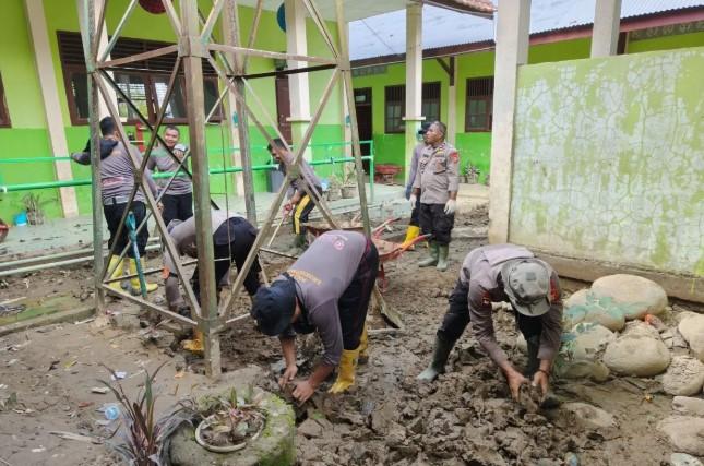 Polres Lhokseumawe dan Brimob Kaltim Gotong Royong Bersihkan MTsN 10 Aceh Utara Pascabanjir