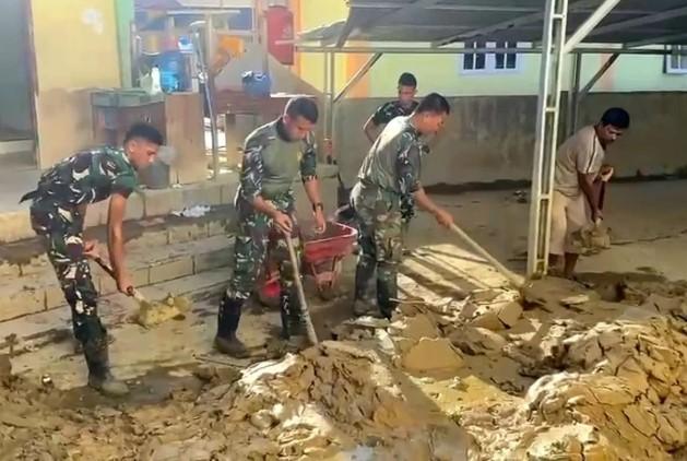 Gotong Royong TNI dan Warga Percepat Pemulihan Wilayah Terdampak Banjir di Aceh