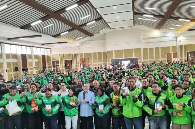 Zulkifli Hasan Bagikan Sembako untuk Ojol di Surabaya demi Jaga Harga Pangan Jelang Puasa