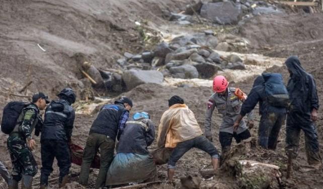 TNI AL Kerahkan 200 Marinir, Anjing Pelacak, dan Drone Cari Korban Longsor Cisarua