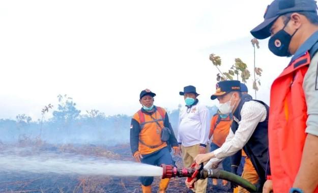 OMC Tak Bisa Dilakukan, Pemkab Aceh Barat Padamkan Karhutla Secara Manual dan Gelar Shalat Istisqa