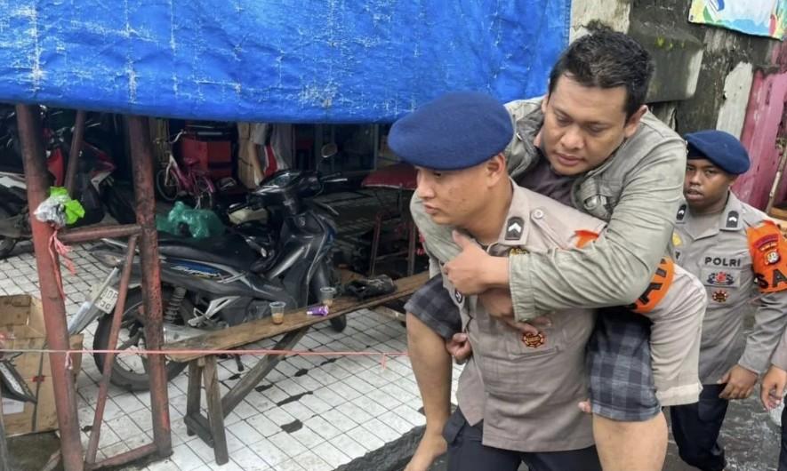 Gegana Brimob Evakuasi Warga dan Amankan Wilayah Terdampak Banjir di Jakarta Barat