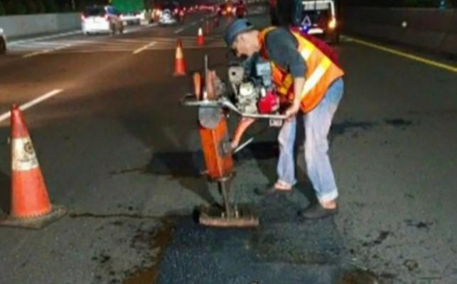 Jasamarga Transjawa Tol Lakukan Perbaikan Jalan Berlubang di Tol Jakarta-Cikampek Akibat Curah Hujan Tinggi
