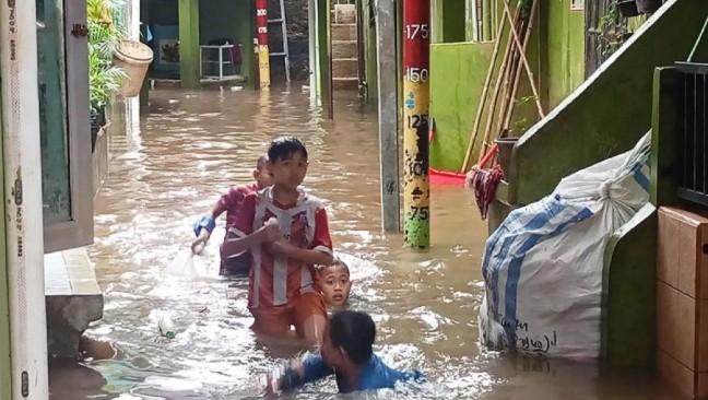 Banjir Kembali Rendam Kebon Pala Kampung Melayu, Ketinggian Air Capai 135 Sentimeter