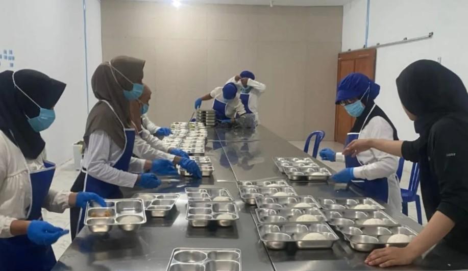 Dapur Program Makan Bergizi Gratis di Belitung Serap Produk Lokal, Dorong Ekonomi Petani dan Nelayan
