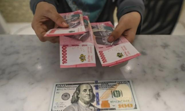 Rupiah Melemah ke Rp16.752 per Dolar AS, Bayang-Bayang Independensi The Fed Jadi Sentimen