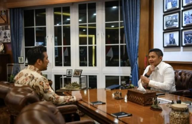 Seskab Teddy Bahas Percepatan Infrastruktur Jawa Timur Bersama Wagub Emil Dardak