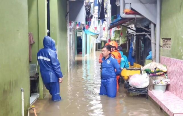 Banjir Dua Meter Rendam Kebon Pala Jaktim, Warga Mengungsi Sejak Dini Hari