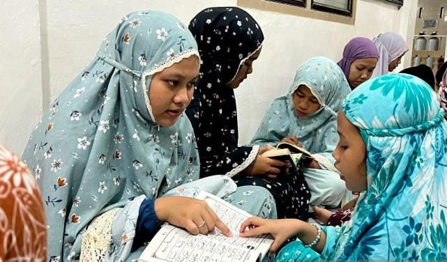 Mahasiswa UNY dan Unsam Ajarkan Mengaji dan Dampingi Anak Korban Banjir di Aceh Tamiang