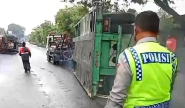 Truk Kontainer Terguling di Cilincing, Polisi Periksa Sopir Usai Kemacetan Parah