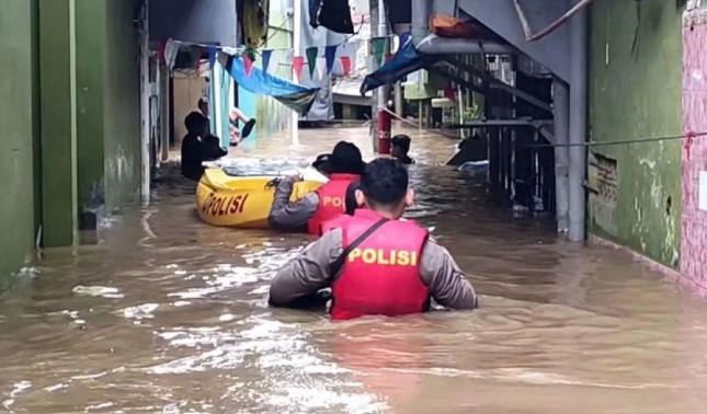 Kali Ciliwung Meluap, Banjir Rendam 38 RT di Jakarta Timur Hingga Tiga Meter