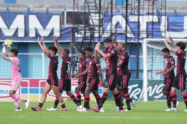 Persipura Puncaki Klasemen Liga 2, Manajer Owen Ingatkan Pemain Tak Cepat Puas dan Dedikasikan Kemenangan untuk Legenda