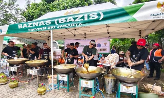 Baznas DKI Bagikan 10 Ribu Paket Makanan Siap Santap bagi Penyintas Banjir di Jakarta Timur