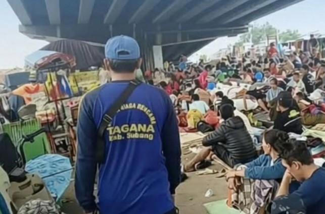 Banjir Belum Surut, Warga Pamanukan Subang Mengungsi di Kolong Jembatan Layang
