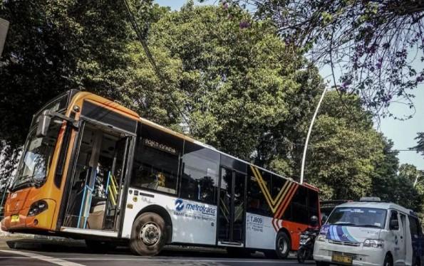 Genangan Air di Jakarta Paksa Pengalihan Sejumlah Rute Transjakarta dan Mikrotrans