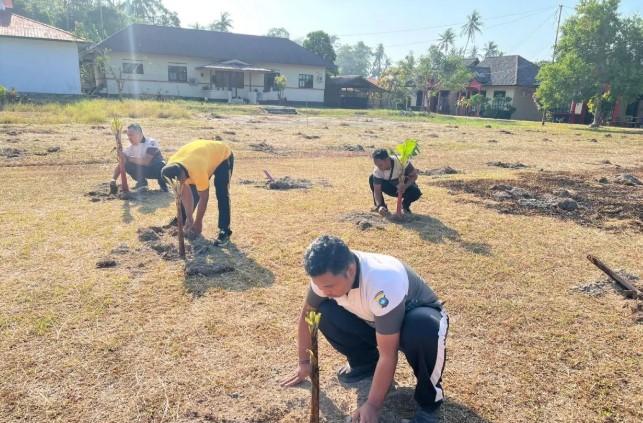 Dukung Ketahanan Pangan, Polres Lingga Tanam 200 Bibit Pisang Lemak Manis di Dabo Singkep