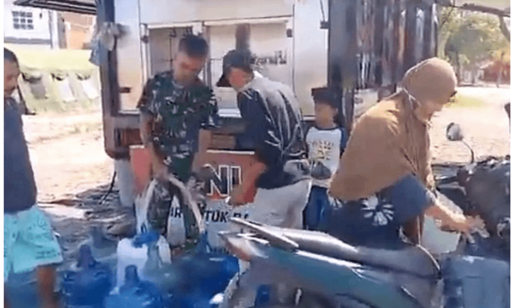 TNI Distribusikan Air Bersih ke Wilayah Terdampak Banjir dan Longsor di Aceh