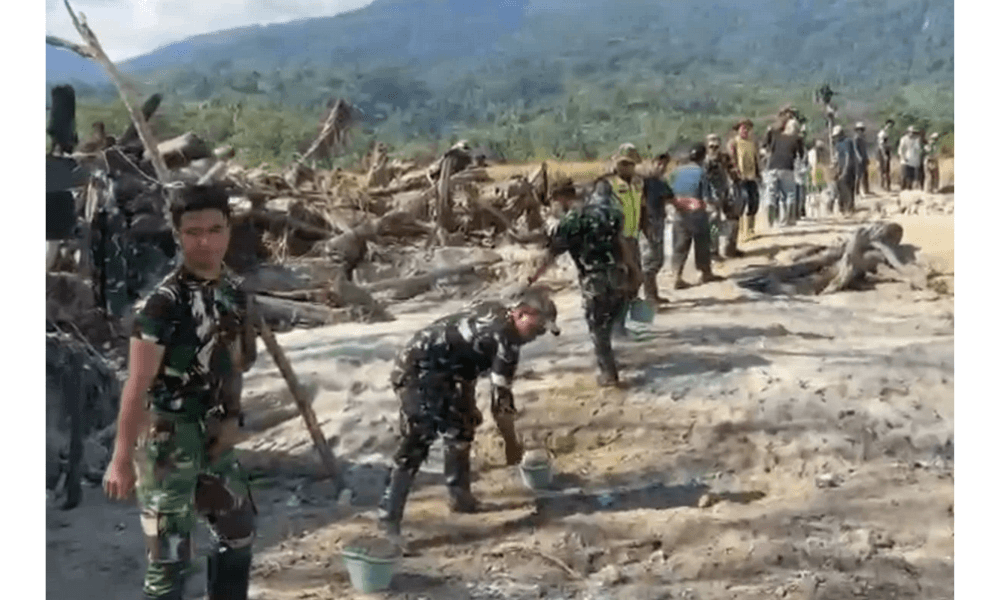 TNI dan Warga Bahu-Membahu Pulihkan Aceh Pascabencana Banjir dan Longsor